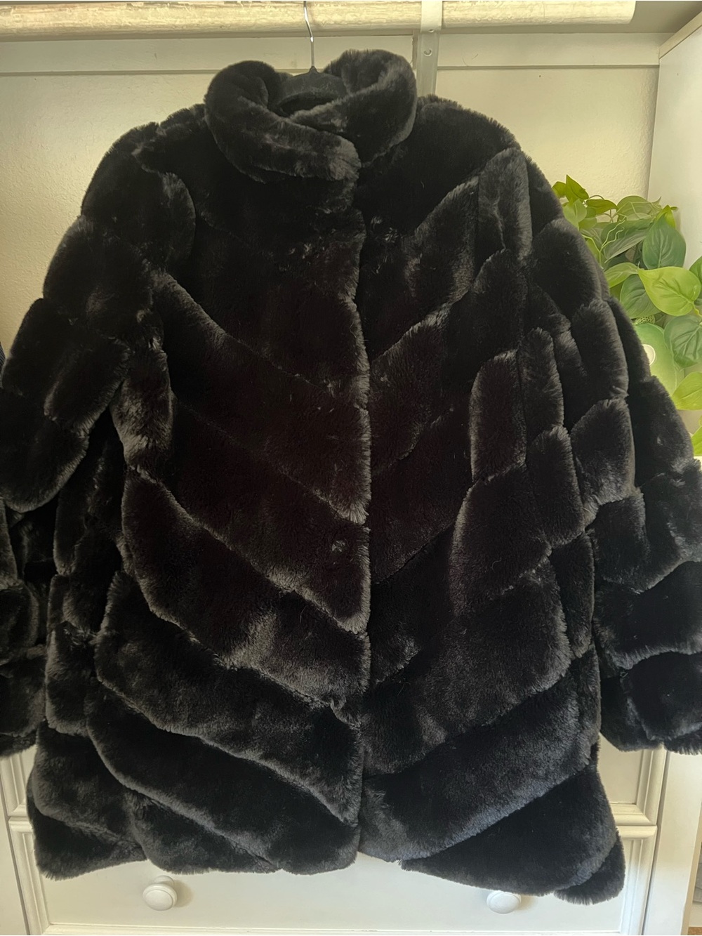 Luxury Plush Faux Fur Coat - Black - Medium
